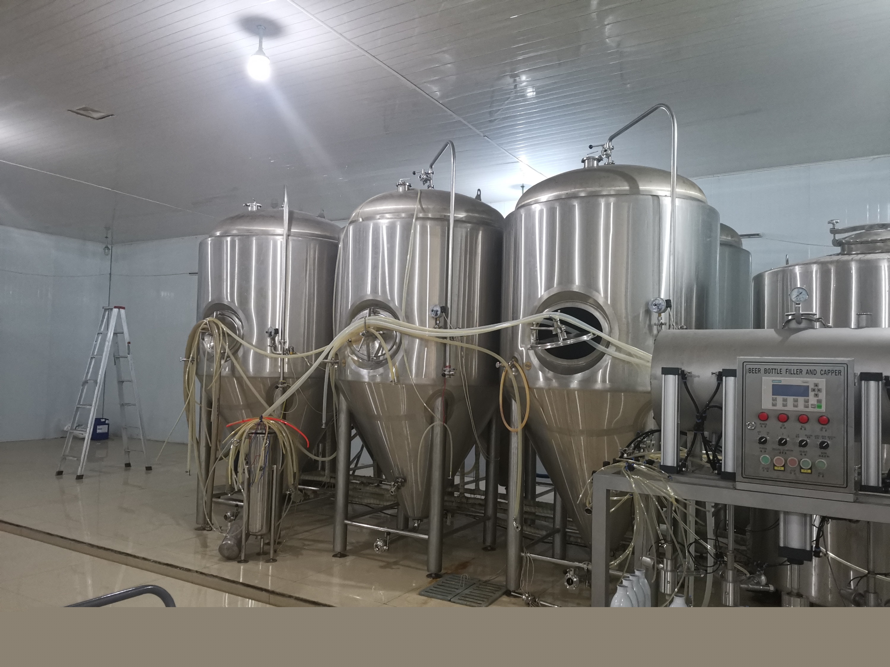 成都 2000L两器+热水精酿啤酒设备