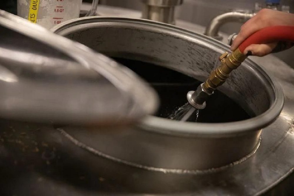 不用CIP系统啤酒厂如何清洗啤酒设备？